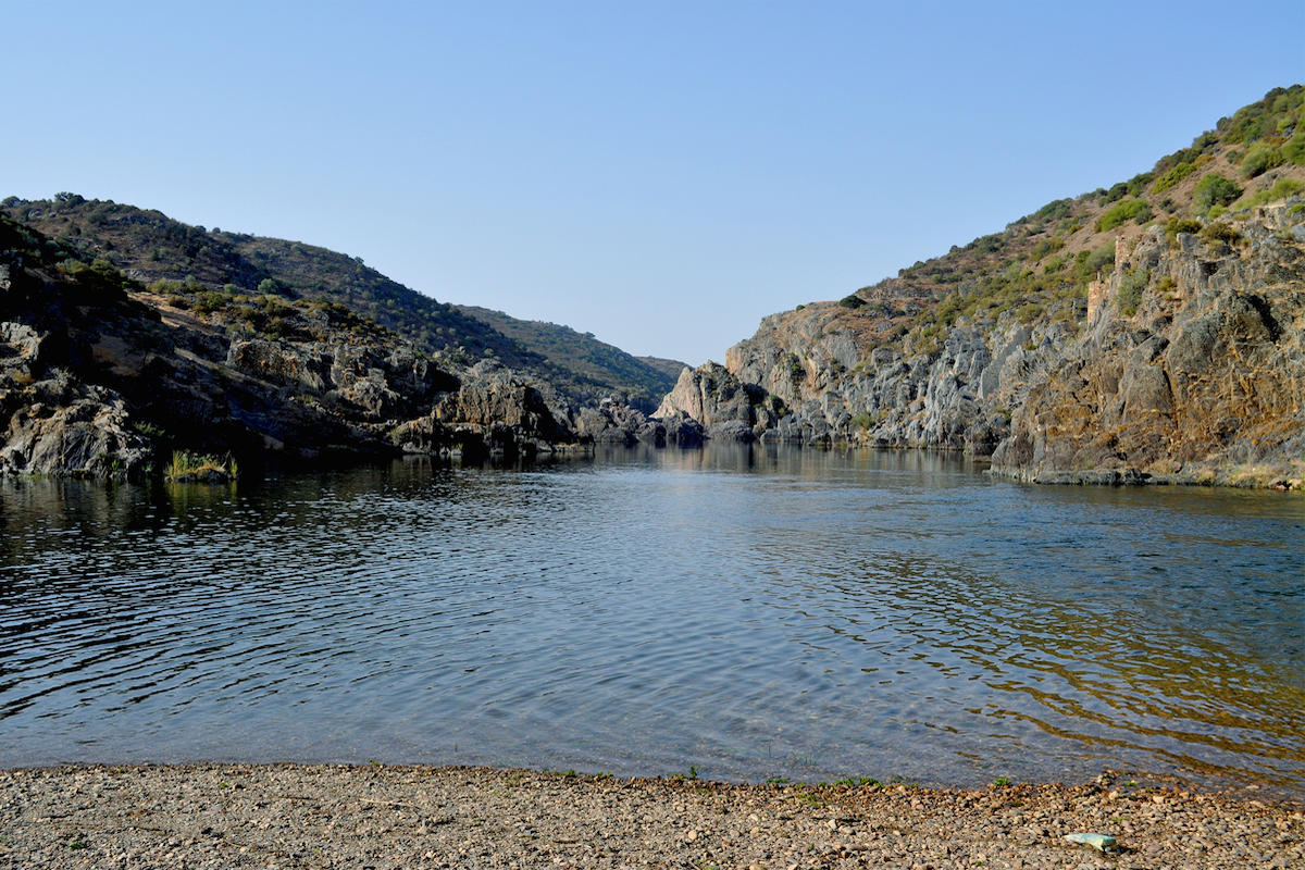 Aguas mansas
El Guadiana aguasarriba de M&eacute;rtola, donde ya no se deja sentir el efecto de las mareas.